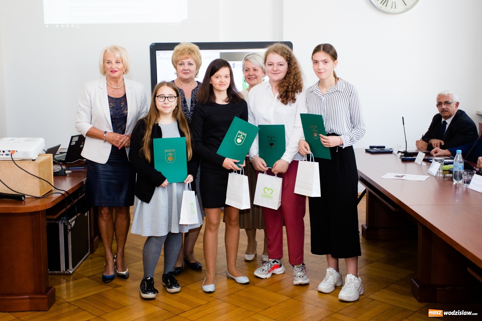 Zdjęcie w galerii na portalu naszwodzislaw.com: Burmistrz Radlina przyznał stypendia za wyniki w nauce wiadomości z regionu