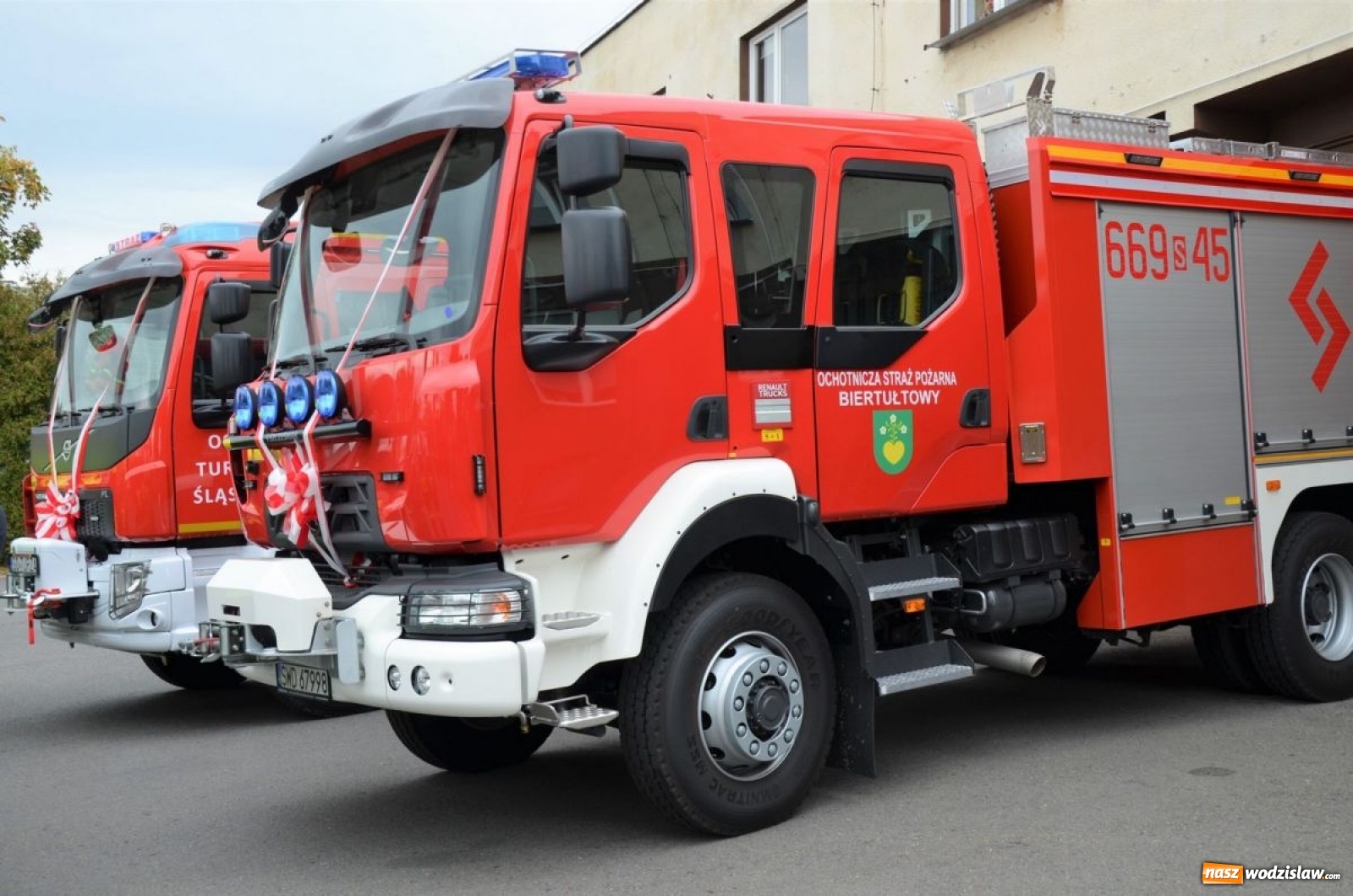 Zdjęcie w galerii na portalu naszwodzislaw.com: Ochotnicy z Turzy Śląskiej i Radlina z nowymi wozami bojowymi wiadomości z regionu