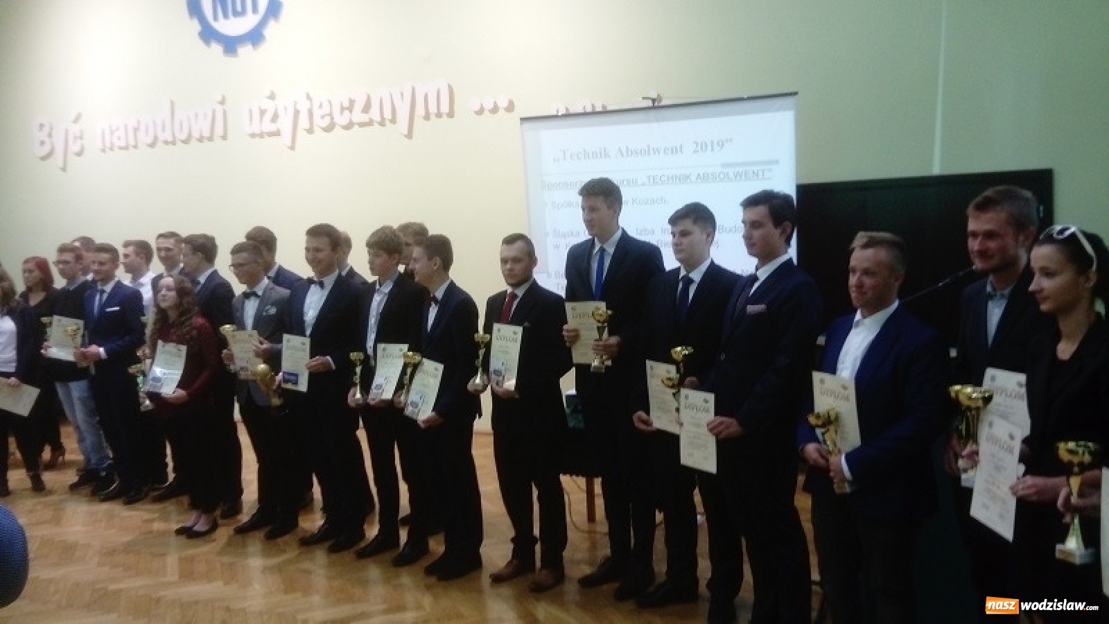 Zdjęcie w galerii na portalu naszwodzislaw.com: Absolwentka ZST z tytułem Technik Absolwent 2019 wiadomości z regionu