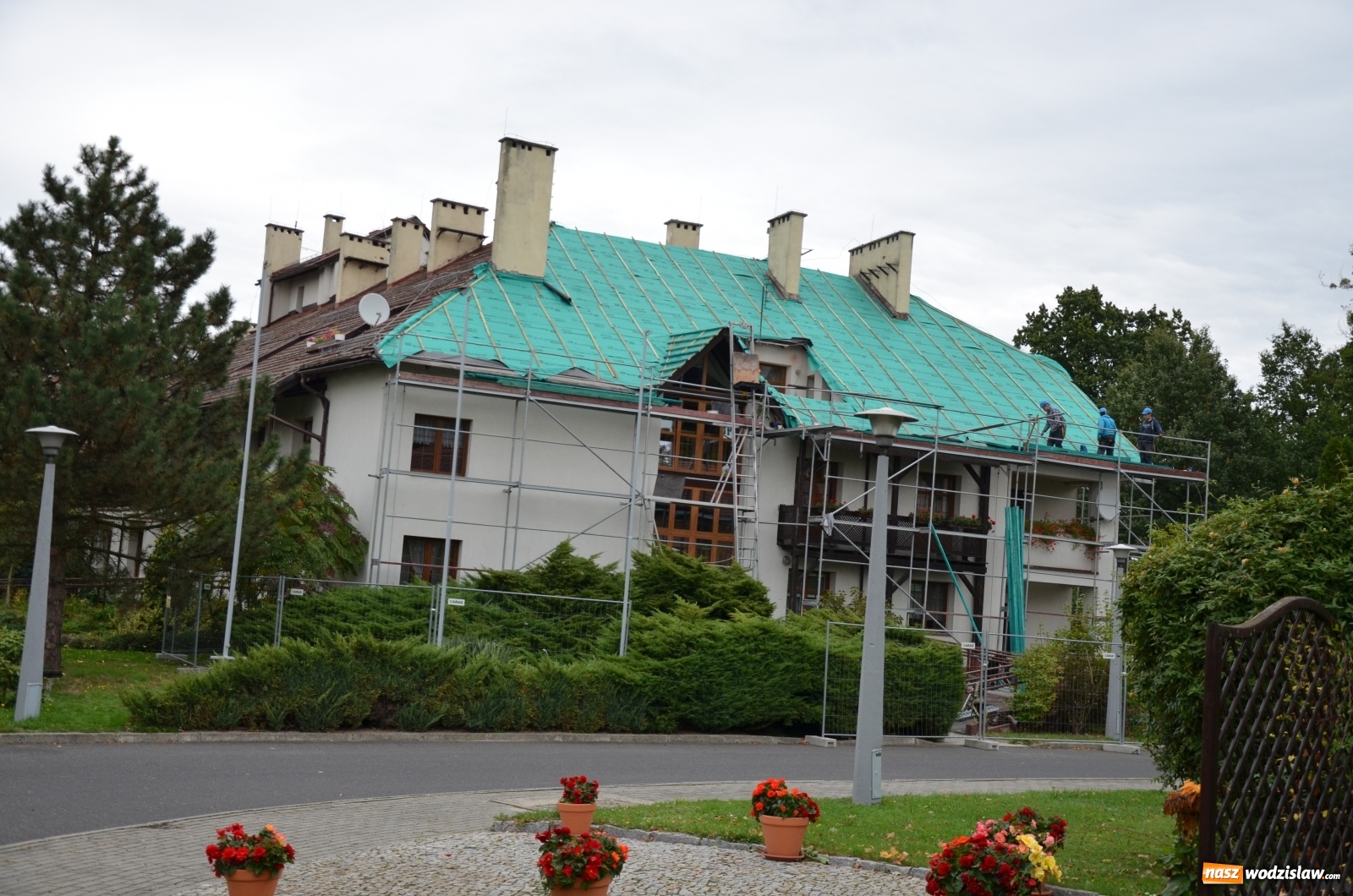 Zdjęcie w galerii na portalu naszwodzislaw.com: W gorzyckim DPS rozpoczął się remont dachu wiadomości z regionu