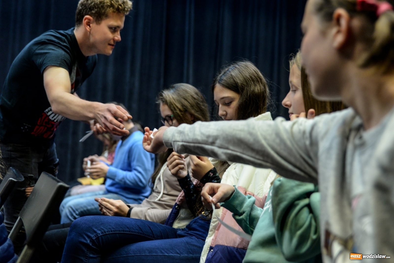 Zdjęcie w galerii na portalu naszwodzislaw.com: Coolturalny gość WCK opowiadał o edukacji przez teatr wiadomości z regionu