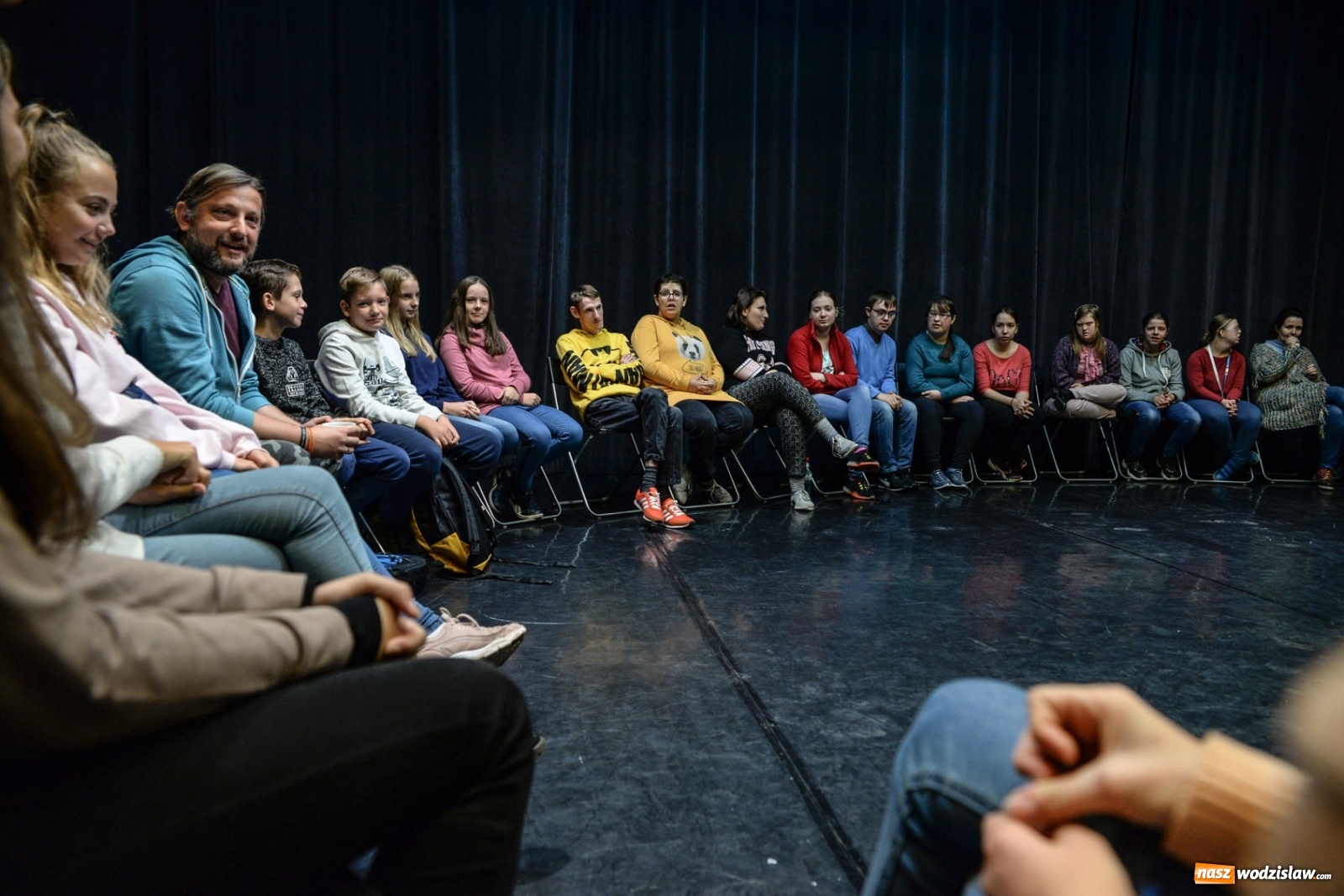 Zdjęcie w galerii na portalu naszwodzislaw.com: Coolturalny gość WCK opowiadał o edukacji przez teatr wiadomości z regionu