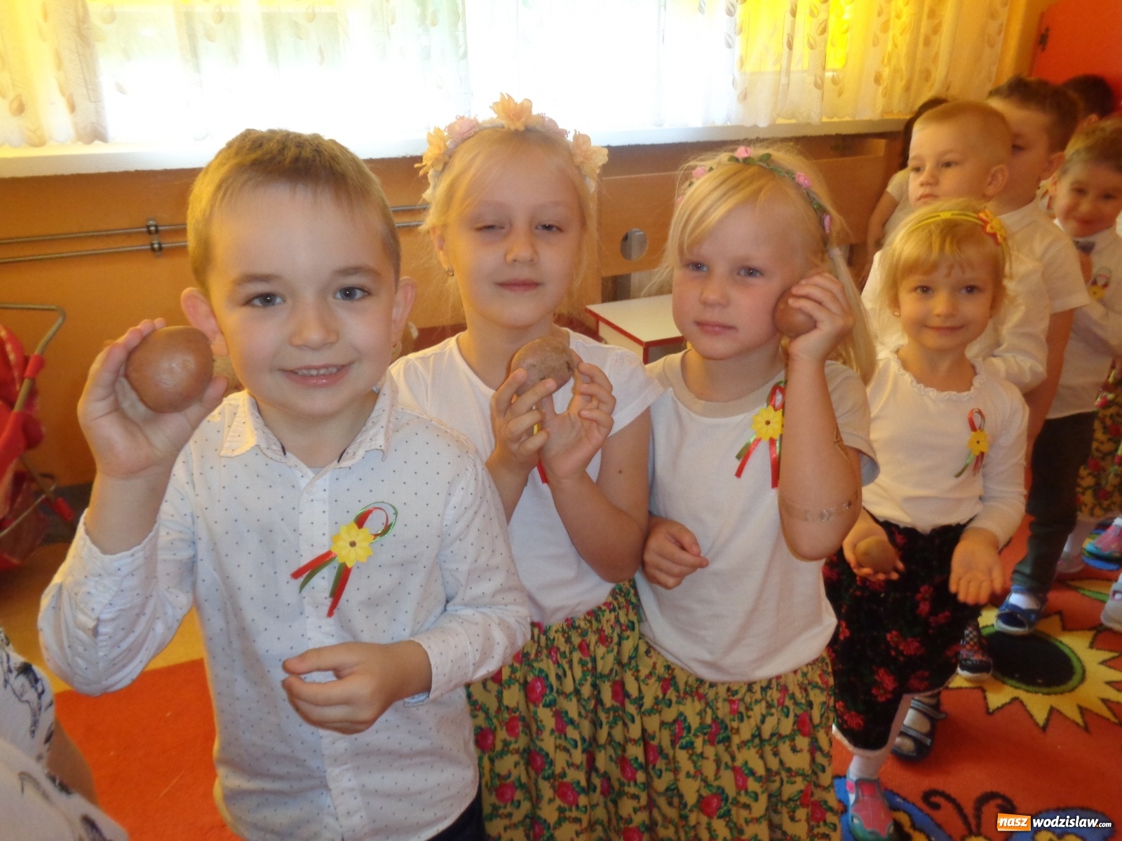 Zdjęcie w galerii na portalu naszwodzislaw.com: Przedszkolaki poznały tradycję dożynek wiadomości z regionu