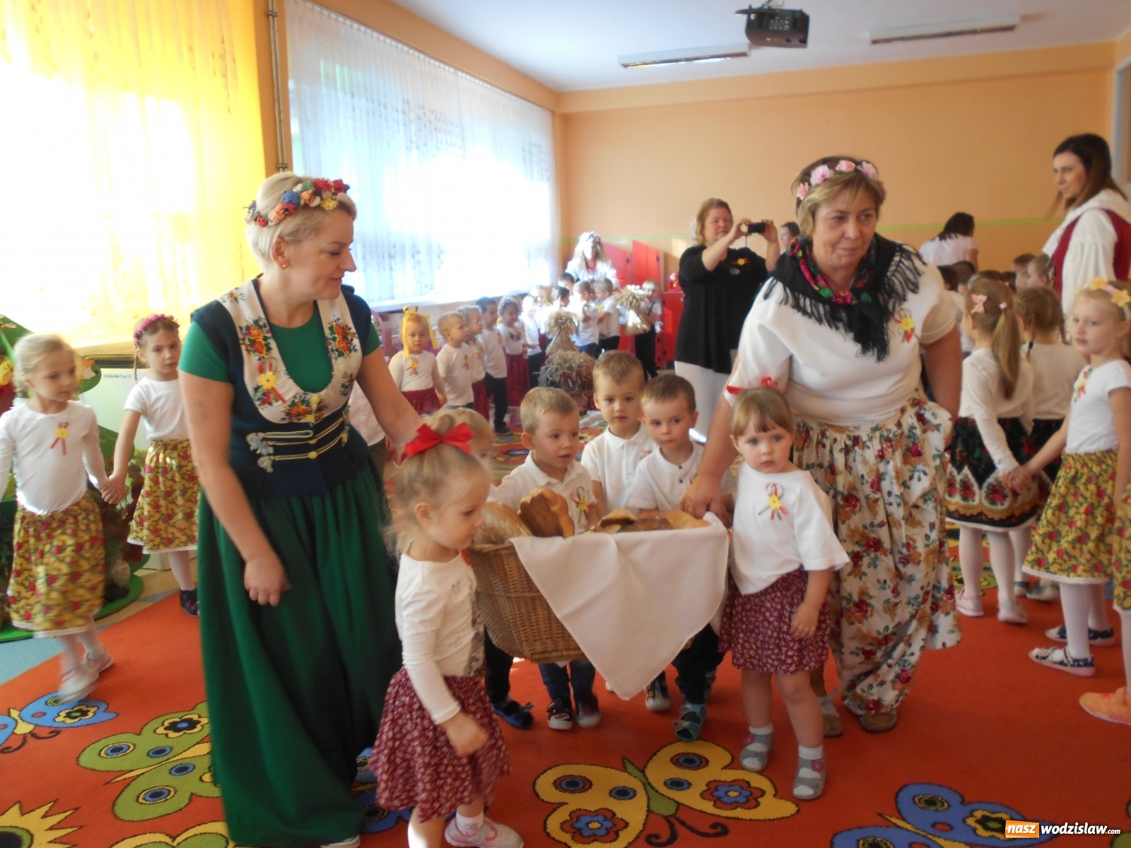 Zdjęcie w galerii na portalu naszwodzislaw.com: Przedszkolaki poznały tradycję dożynek wiadomości z regionu