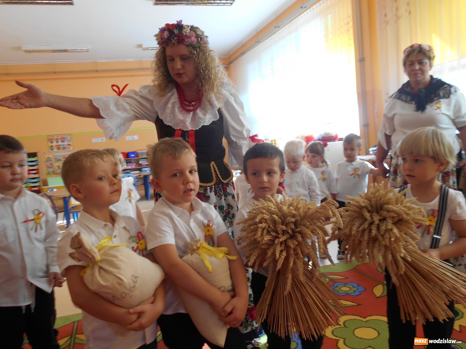 Zdjęcie w galerii na portalu naszwodzislaw.com: Przedszkolaki poznały tradycję dożynek wiadomości z regionu