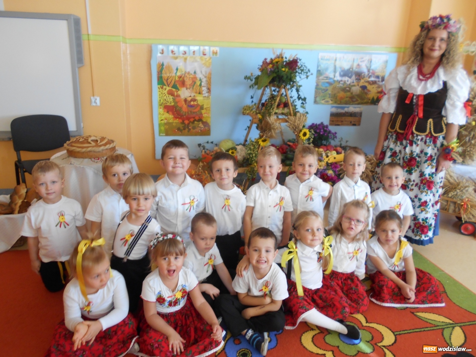 Zdjęcie w galerii na portalu naszwodzislaw.com: Przedszkolaki poznały tradycję dożynek wiadomości z regionu