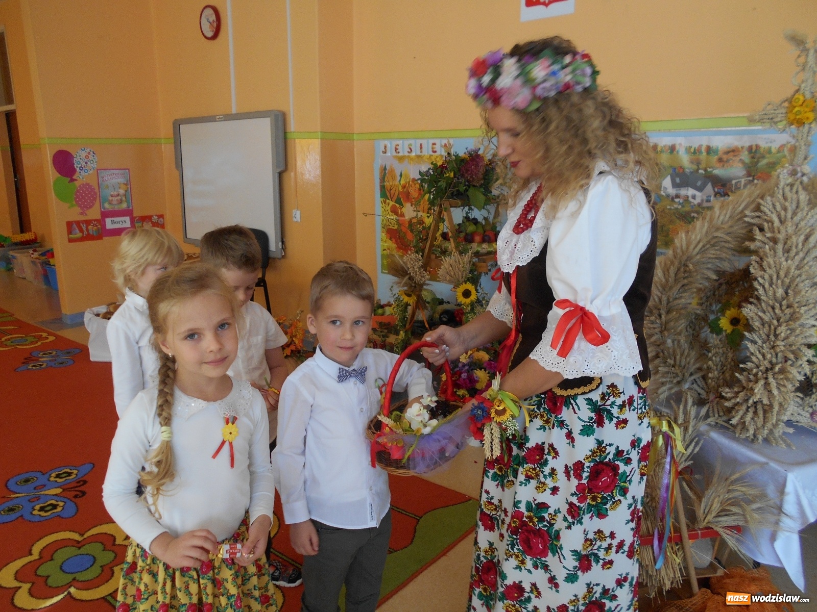 Zdjęcie w galerii na portalu naszwodzislaw.com: Przedszkolaki poznały tradycję dożynek wiadomości z regionu