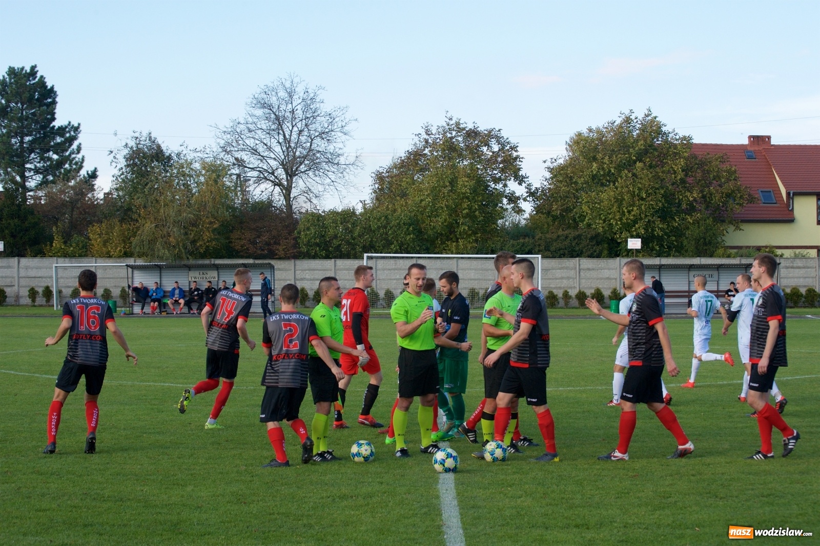 Zdjęcie w galerii na portalu naszwodzislaw.com: Klasa okręgowa. Bez bramek w starciu beniaminków [FOTO] wiadomości z regionu