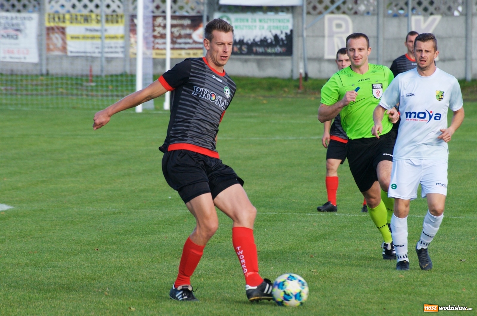 Zdjęcie w galerii na portalu naszwodzislaw.com: Klasa okręgowa. Bez bramek w starciu beniaminków [FOTO] wiadomości z regionu