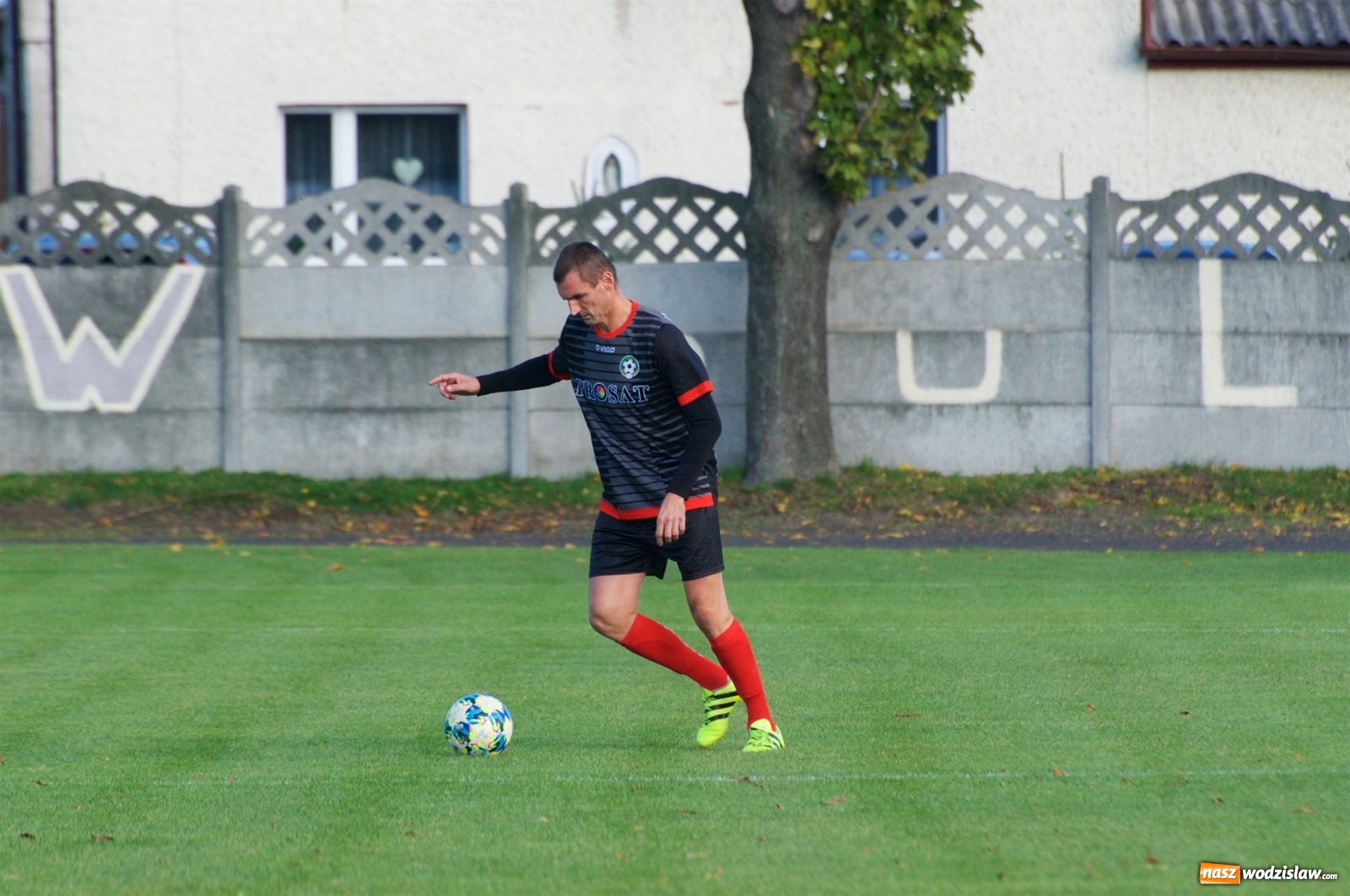 Zdjęcie w galerii na portalu naszwodzislaw.com: Klasa okręgowa. Bez bramek w starciu beniaminków [FOTO] wiadomości z regionu