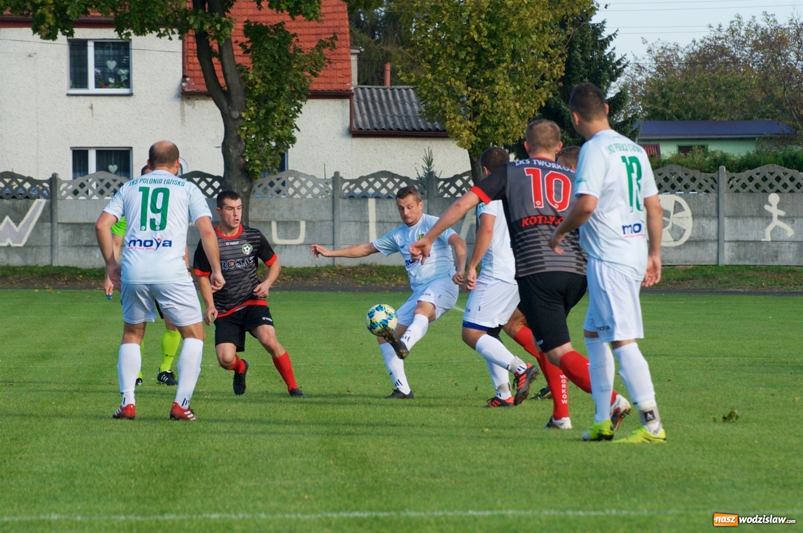 Zdjęcie w galerii na portalu naszwodzislaw.com: Klasa okręgowa. Bez bramek w starciu beniaminków [FOTO] wiadomości z regionu