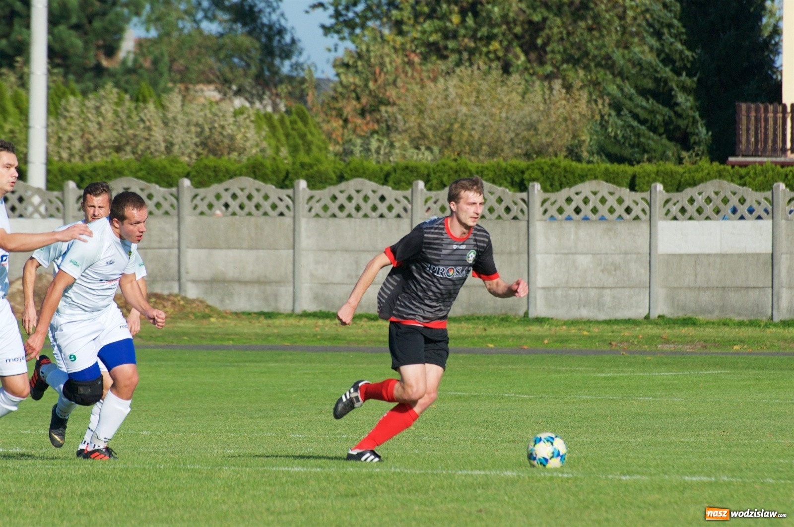 Zdjęcie w galerii na portalu naszwodzislaw.com: Klasa okręgowa. Bez bramek w starciu beniaminków [FOTO] wiadomości z regionu