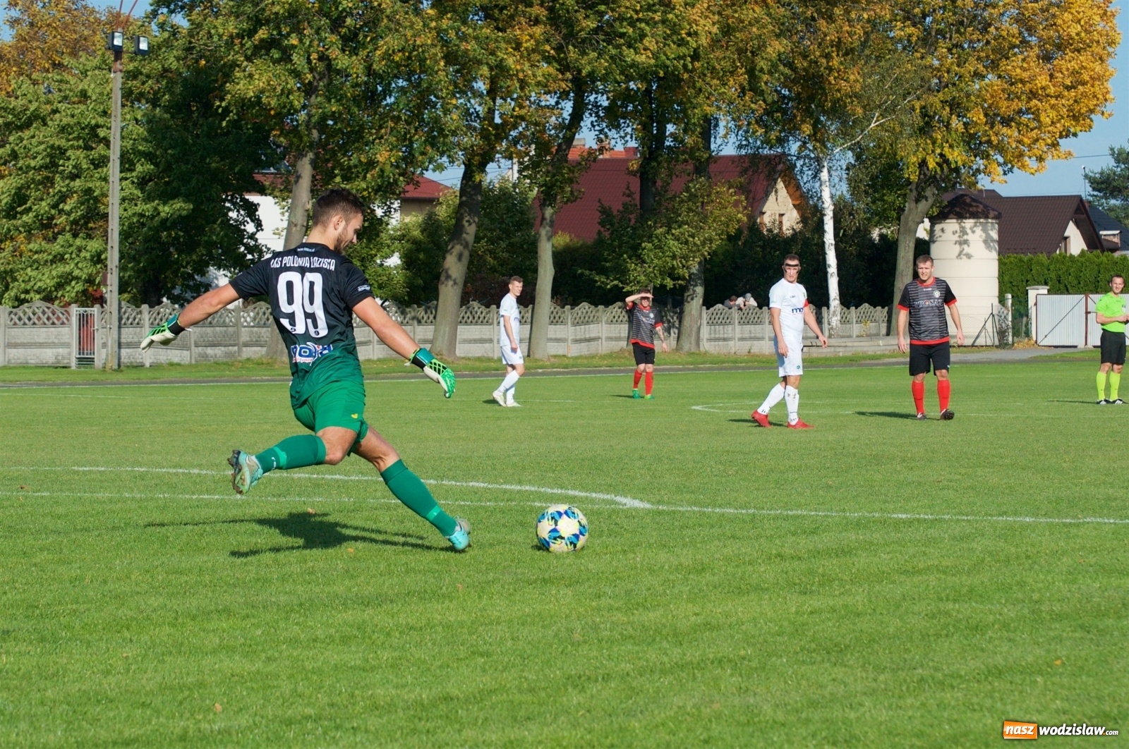 Zdjęcie w galerii na portalu naszwodzislaw.com: Klasa okręgowa. Bez bramek w starciu beniaminków [FOTO] wiadomości z regionu