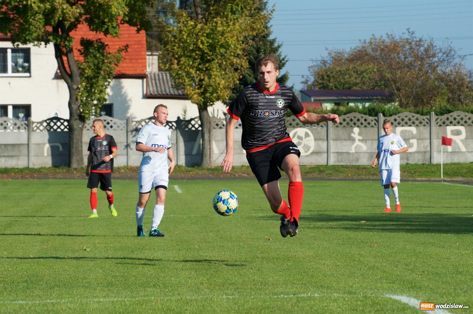 Zdjęcie w galerii na portalu naszwodzislaw.com: Klasa okręgowa. Bez bramek w starciu beniaminków [FOTO] wiadomości z regionu
