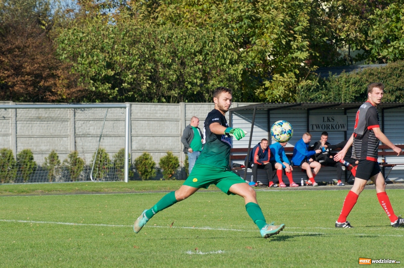 Zdjęcie w galerii na portalu naszwodzislaw.com: Klasa okręgowa. Bez bramek w starciu beniaminków [FOTO] wiadomości z regionu