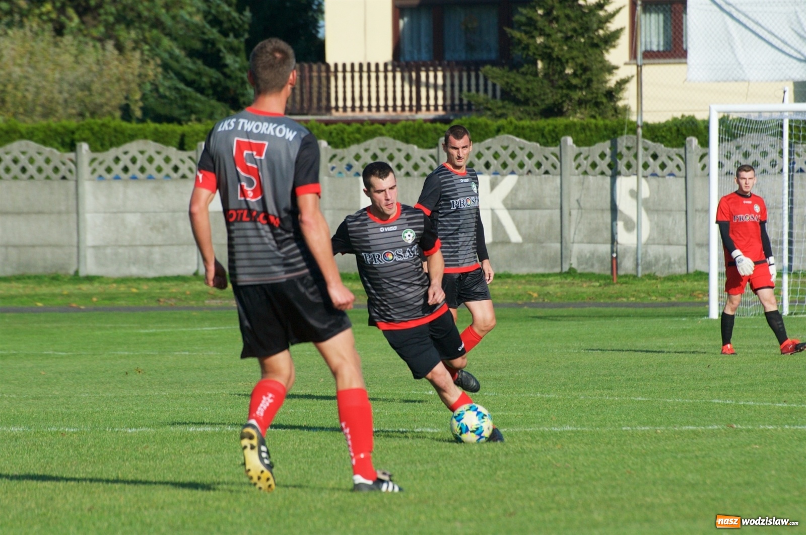 Zdjęcie w galerii na portalu naszwodzislaw.com: Klasa okręgowa. Bez bramek w starciu beniaminków [FOTO] wiadomości z regionu
