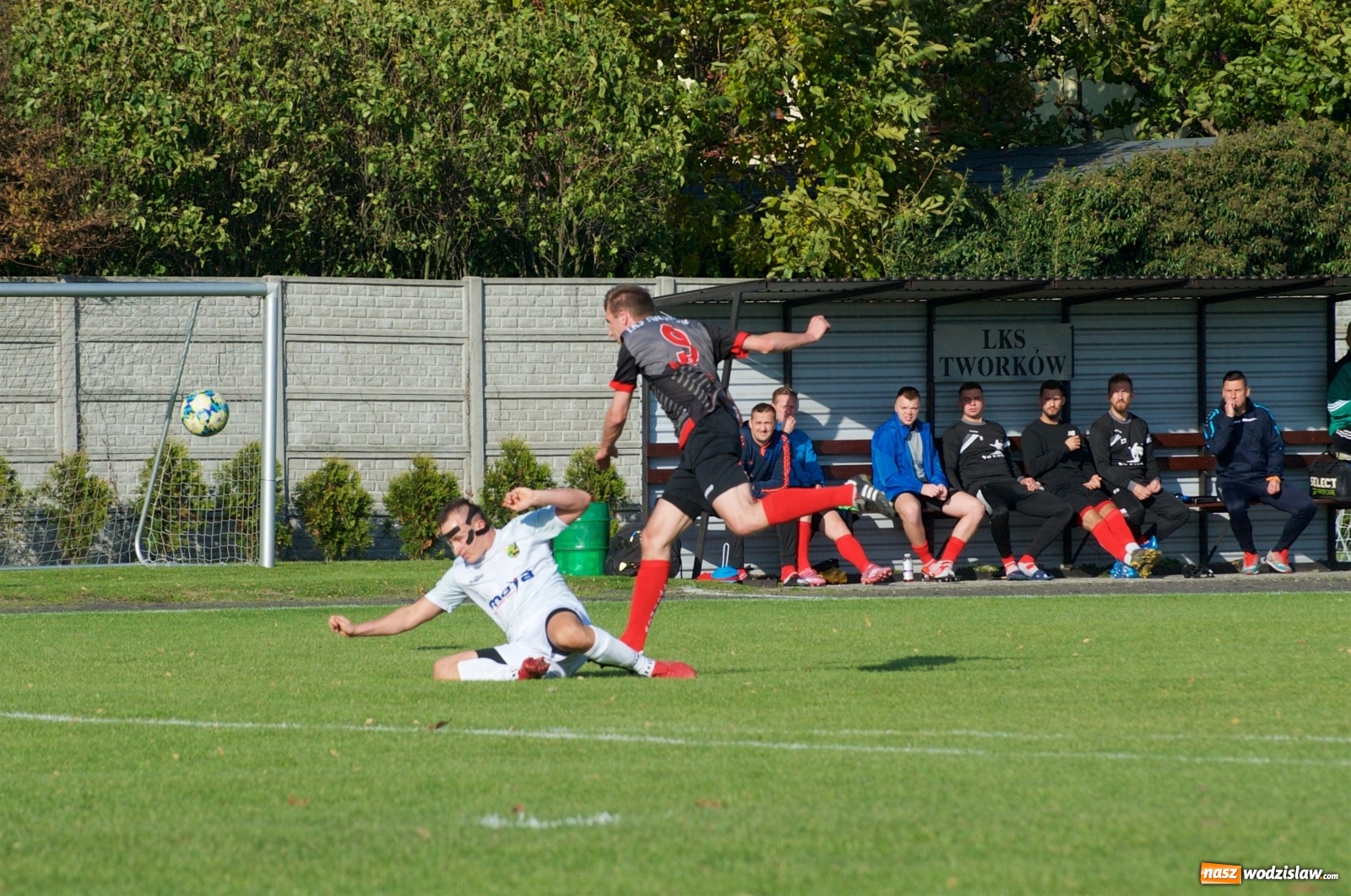Zdjęcie w galerii na portalu naszwodzislaw.com: Klasa okręgowa. Bez bramek w starciu beniaminków [FOTO] wiadomości z regionu