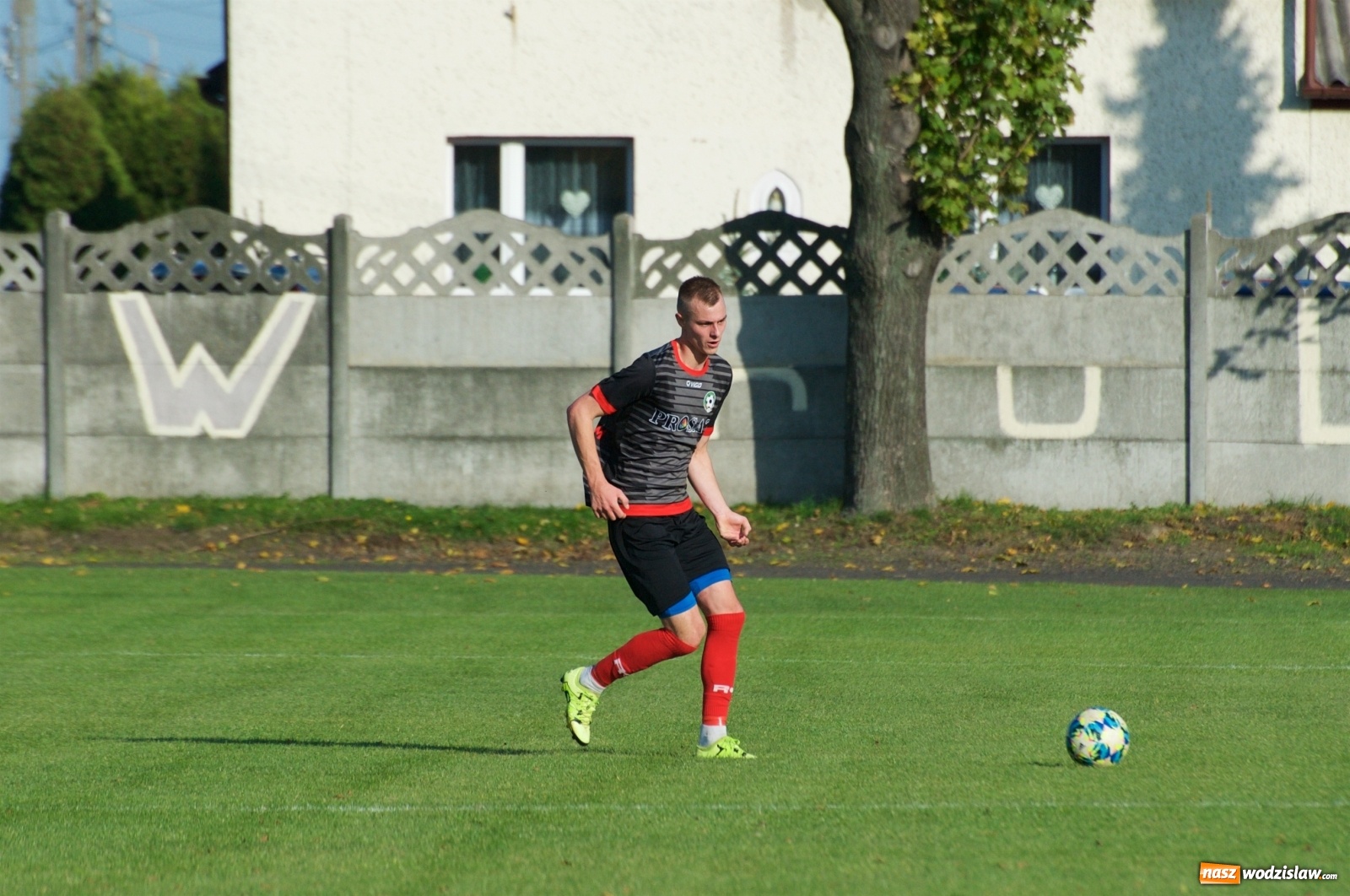 Zdjęcie w galerii na portalu naszwodzislaw.com: Klasa okręgowa. Bez bramek w starciu beniaminków [FOTO] wiadomości z regionu