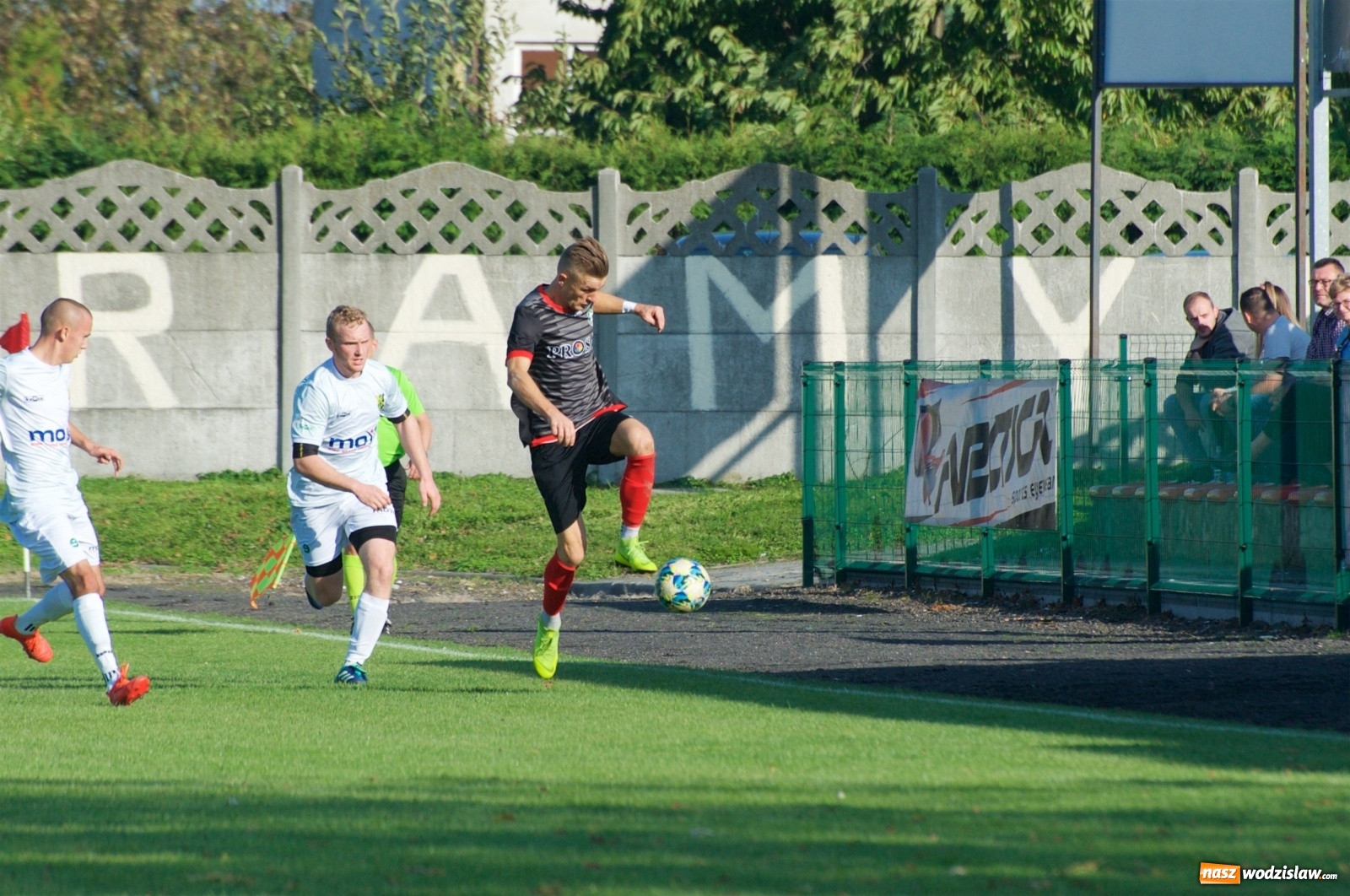 Zdjęcie w galerii na portalu naszwodzislaw.com: Klasa okręgowa. Bez bramek w starciu beniaminków [FOTO] wiadomości z regionu