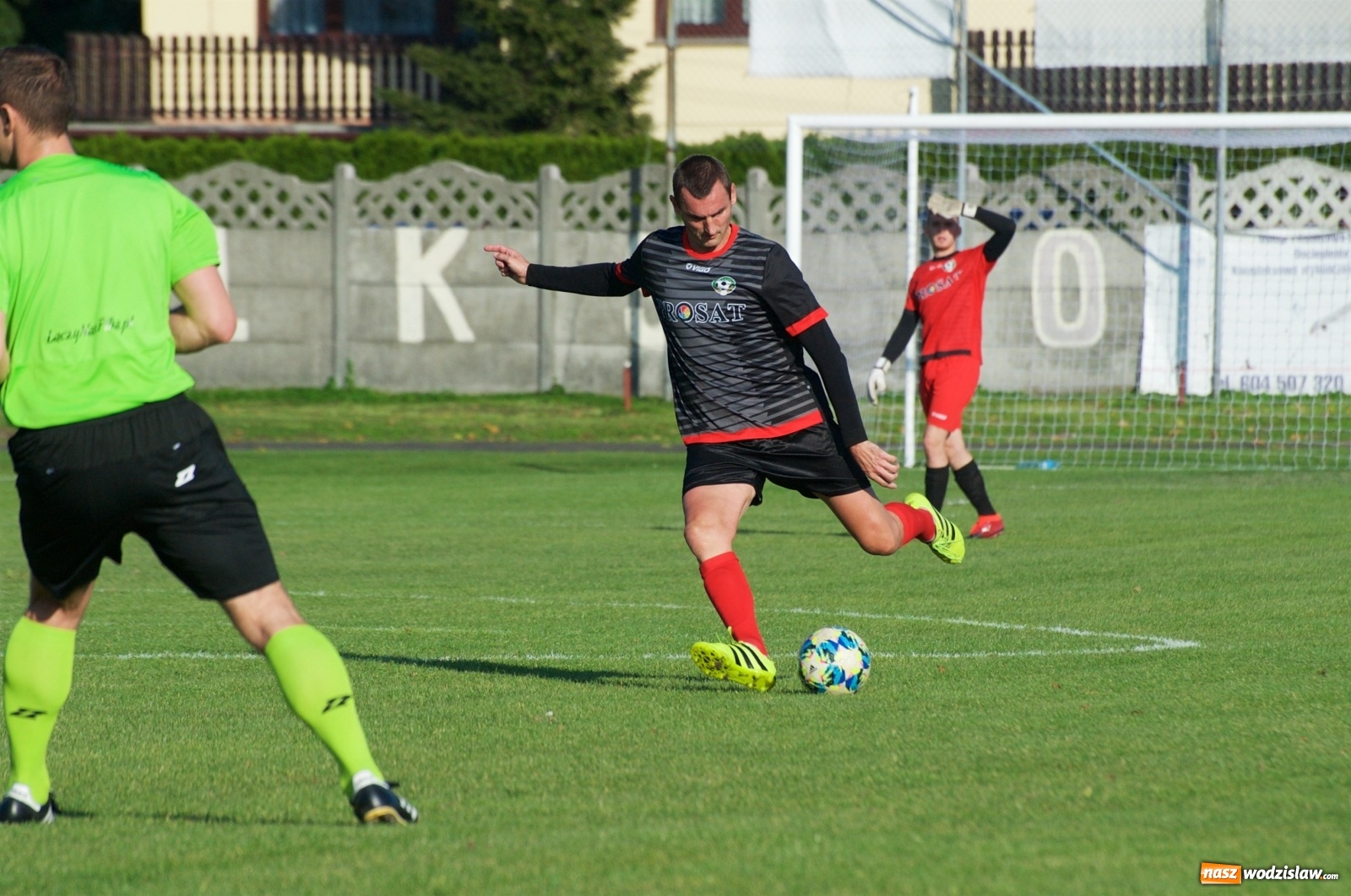 Zdjęcie w galerii na portalu naszwodzislaw.com: Klasa okręgowa. Bez bramek w starciu beniaminków [FOTO] wiadomości z regionu