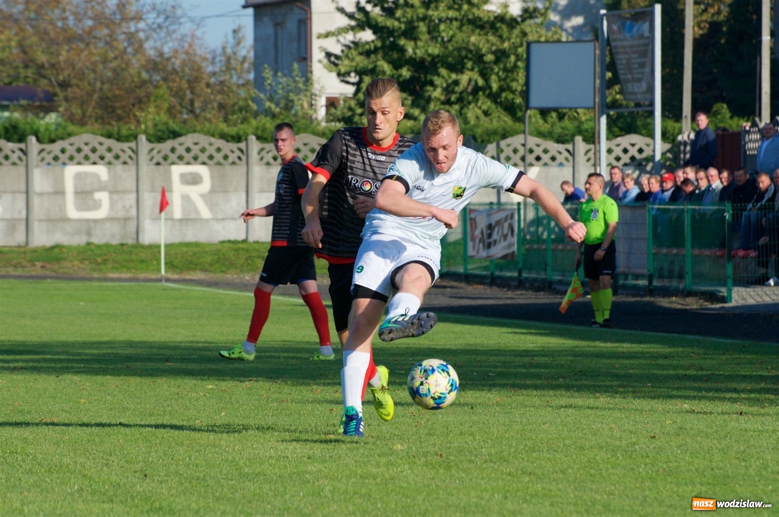 Zdjęcie w galerii na portalu naszwodzislaw.com: Klasa okręgowa. Bez bramek w starciu beniaminków [FOTO] wiadomości z regionu