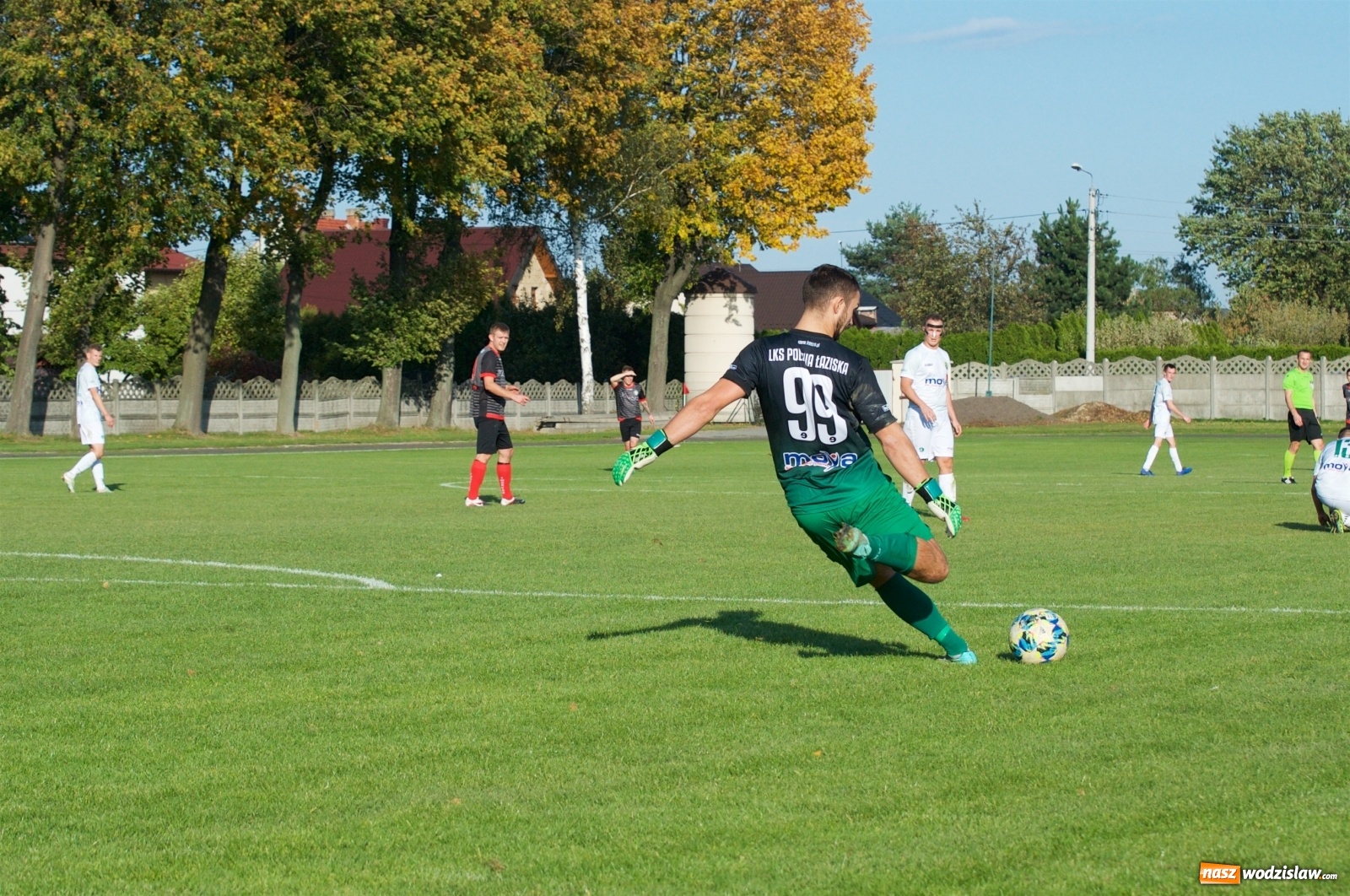 Zdjęcie w galerii na portalu naszwodzislaw.com: Klasa okręgowa. Bez bramek w starciu beniaminków [FOTO] wiadomości z regionu