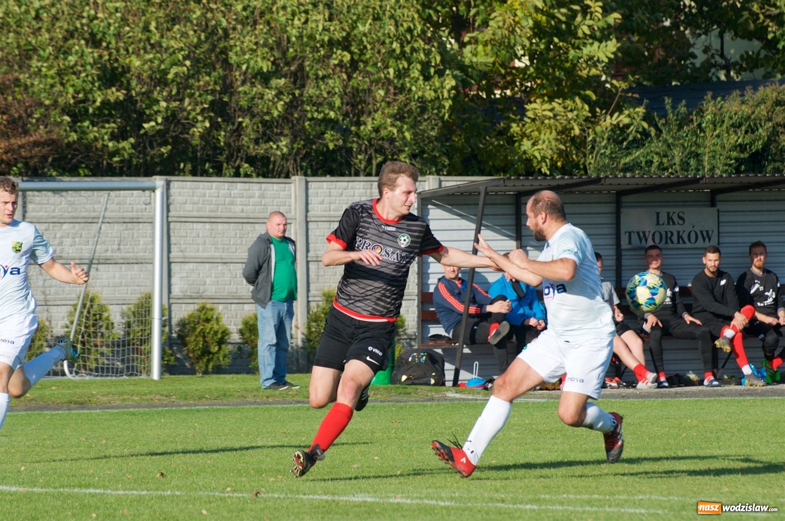 Zdjęcie w galerii na portalu naszwodzislaw.com: Klasa okręgowa. Bez bramek w starciu beniaminków [FOTO] wiadomości z regionu