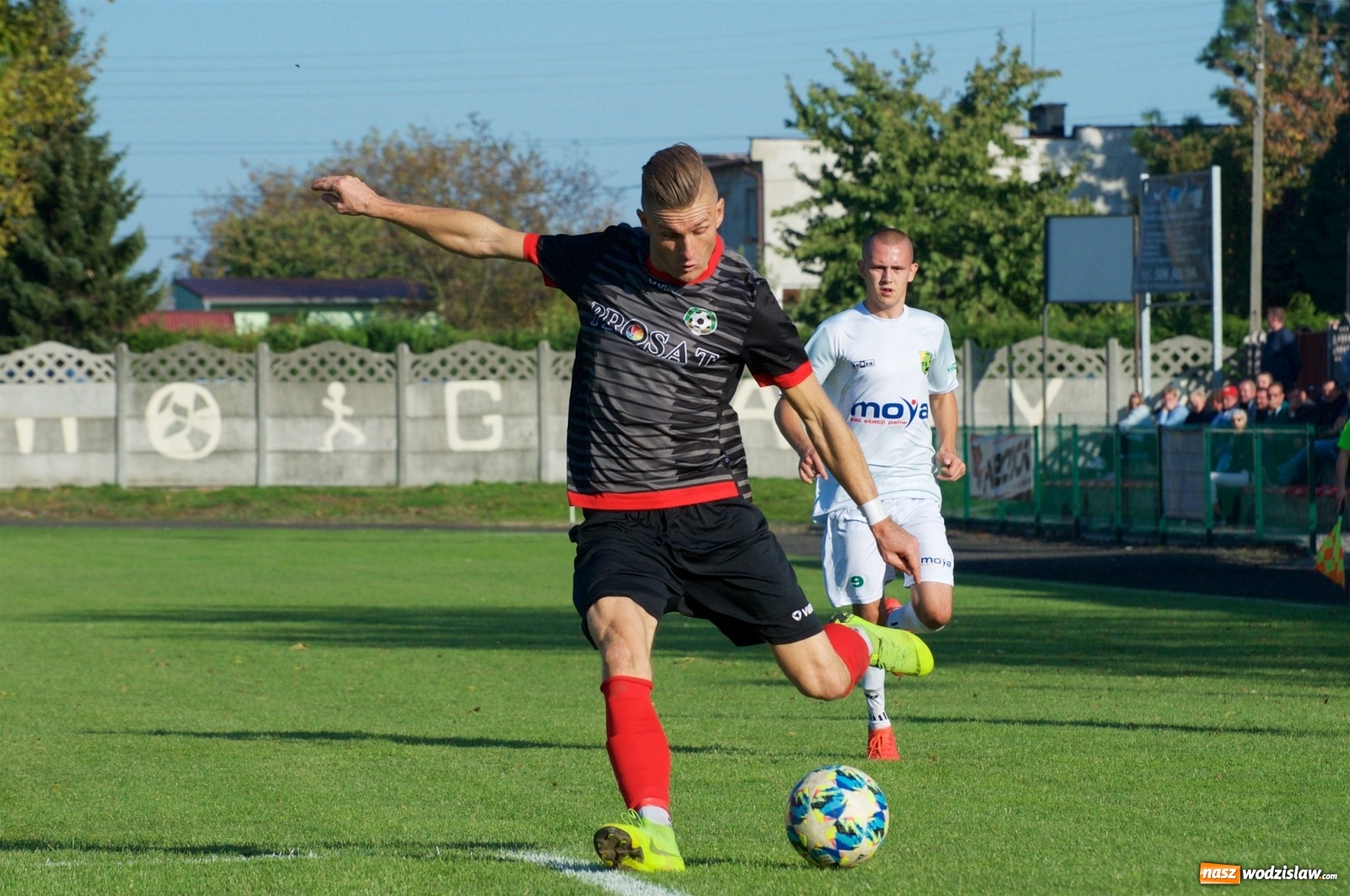 Zdjęcie w galerii na portalu naszwodzislaw.com: Klasa okręgowa. Bez bramek w starciu beniaminków [FOTO] wiadomości z regionu
