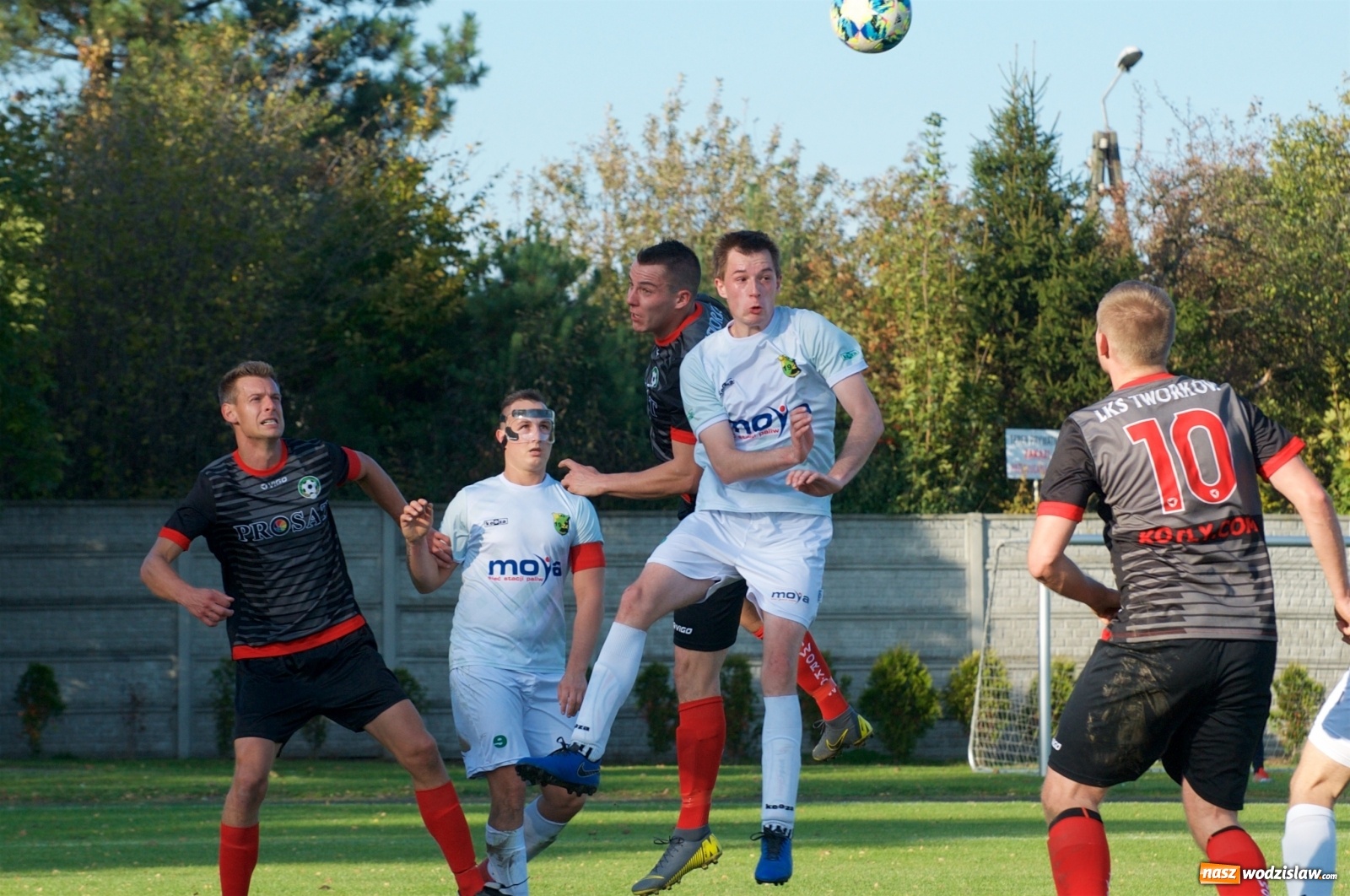 Zdjęcie w galerii na portalu naszwodzislaw.com: Klasa okręgowa. Bez bramek w starciu beniaminków [FOTO] wiadomości z regionu