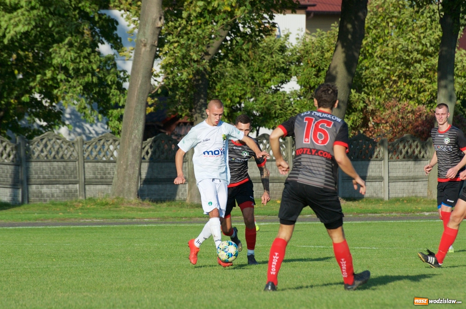 Zdjęcie w galerii na portalu naszwodzislaw.com: Klasa okręgowa. Bez bramek w starciu beniaminków [FOTO] wiadomości z regionu