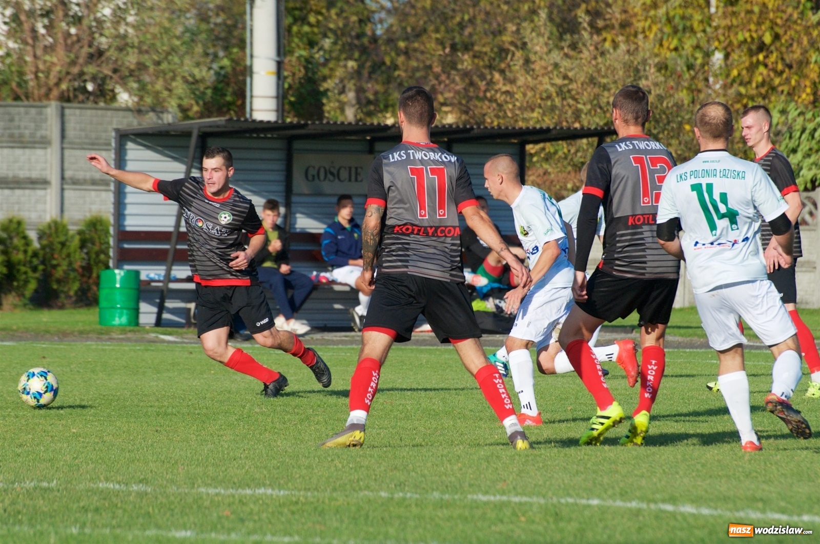 Zdjęcie w galerii na portalu naszwodzislaw.com: Klasa okręgowa. Bez bramek w starciu beniaminków [FOTO] wiadomości z regionu