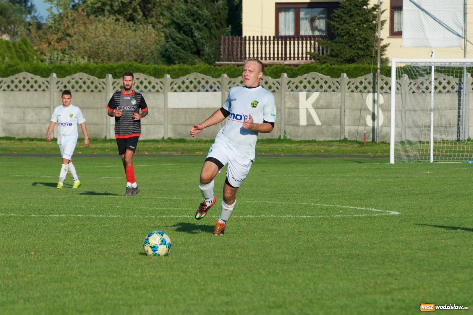 Zdjęcie w galerii na portalu naszwodzislaw.com: Klasa okręgowa. Bez bramek w starciu beniaminków [FOTO] wiadomości z regionu