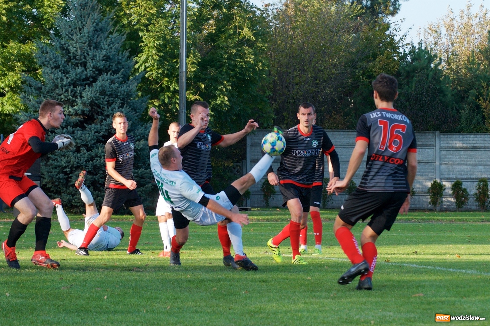 Zdjęcie w galerii na portalu naszwodzislaw.com: Klasa okręgowa. Bez bramek w starciu beniaminków [FOTO] wiadomości z regionu