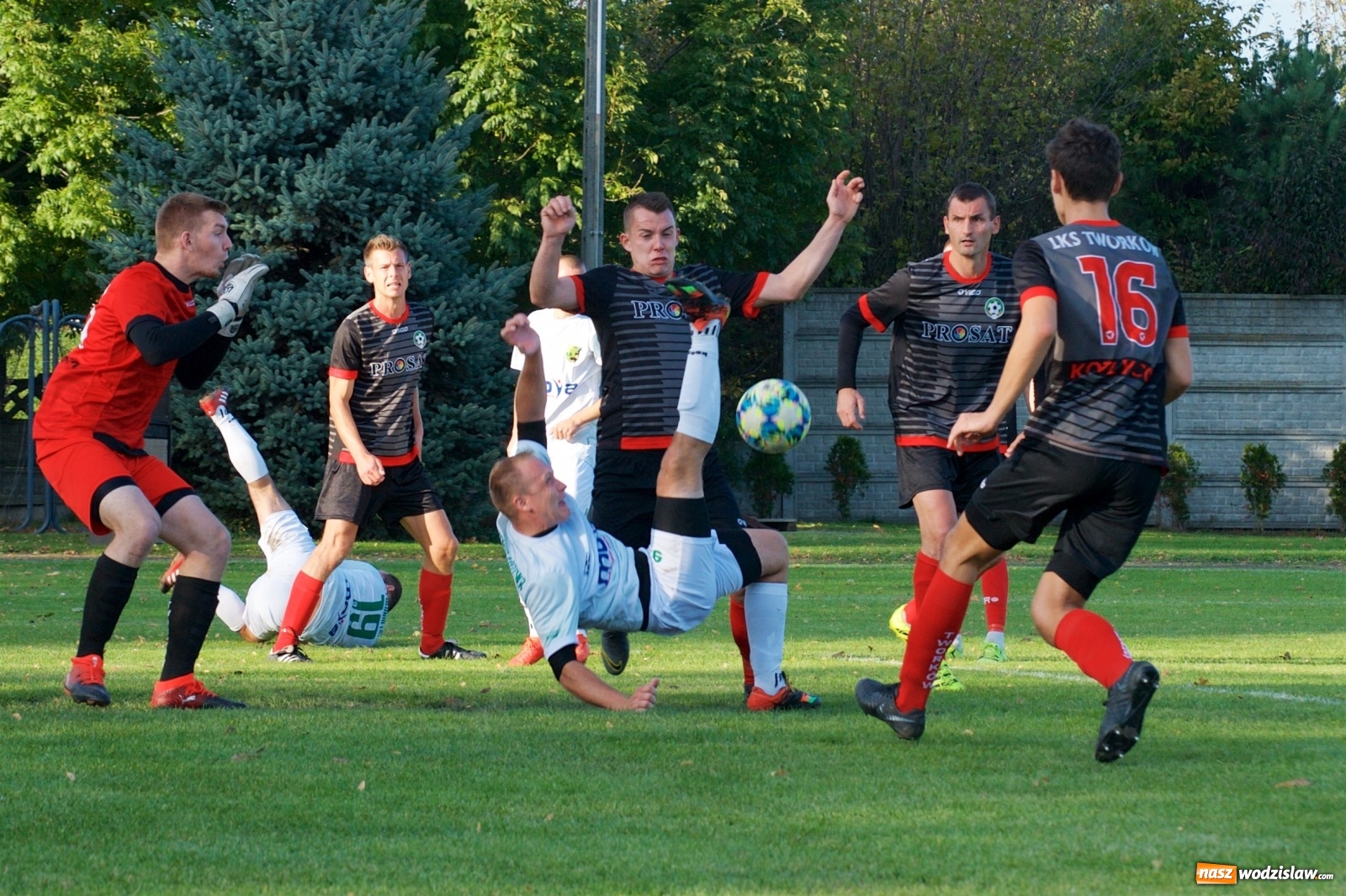 Zdjęcie w galerii na portalu naszwodzislaw.com: Klasa okręgowa. Bez bramek w starciu beniaminków [FOTO] wiadomości z regionu