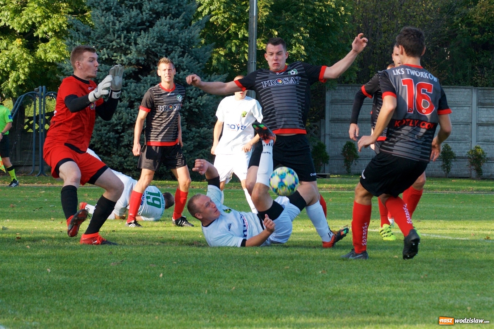 Zdjęcie w galerii na portalu naszwodzislaw.com: Klasa okręgowa. Bez bramek w starciu beniaminków [FOTO] wiadomości z regionu