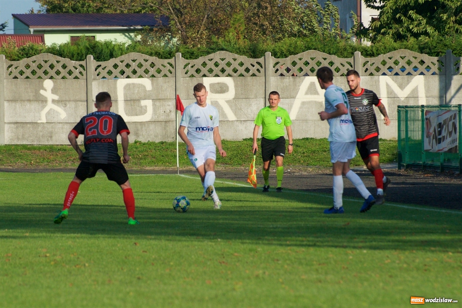 Zdjęcie w galerii na portalu naszwodzislaw.com: Klasa okręgowa. Bez bramek w starciu beniaminków [FOTO] wiadomości z regionu
