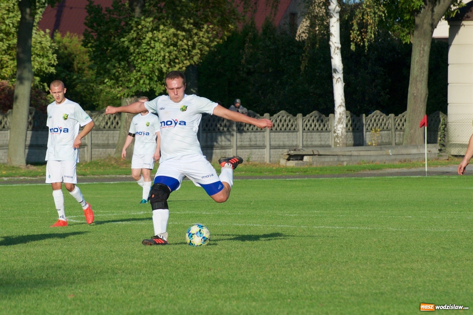 Zdjęcie w galerii na portalu naszwodzislaw.com: Klasa okręgowa. Bez bramek w starciu beniaminków [FOTO] wiadomości z regionu