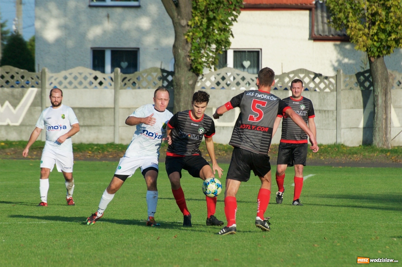 Zdjęcie w galerii na portalu naszwodzislaw.com: Klasa okręgowa. Bez bramek w starciu beniaminków [FOTO] wiadomości z regionu