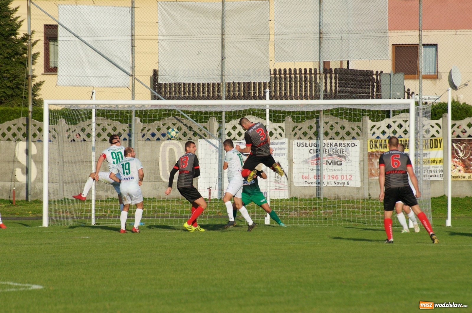 Zdjęcie w galerii na portalu naszwodzislaw.com: Klasa okręgowa. Bez bramek w starciu beniaminków [FOTO] wiadomości z regionu