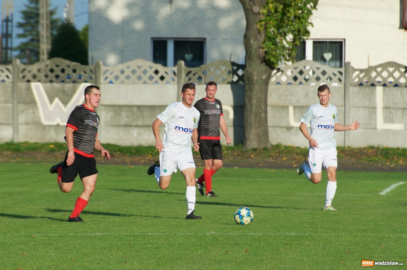 Zdjęcie w galerii na portalu naszwodzislaw.com: Klasa okręgowa. Bez bramek w starciu beniaminków [FOTO] wiadomości z regionu