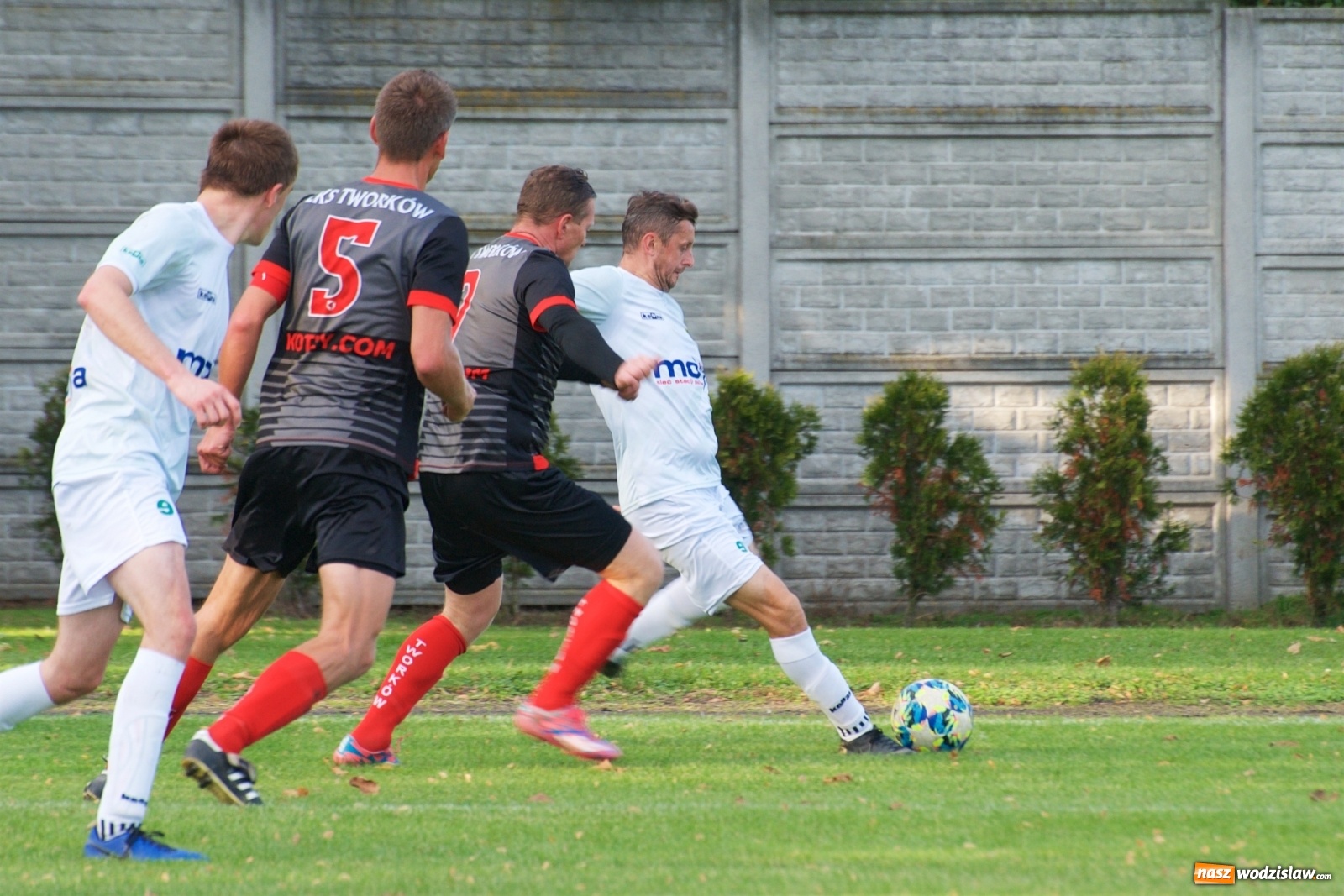 Zdjęcie w galerii na portalu naszwodzislaw.com: Klasa okręgowa. Bez bramek w starciu beniaminków [FOTO] wiadomości z regionu