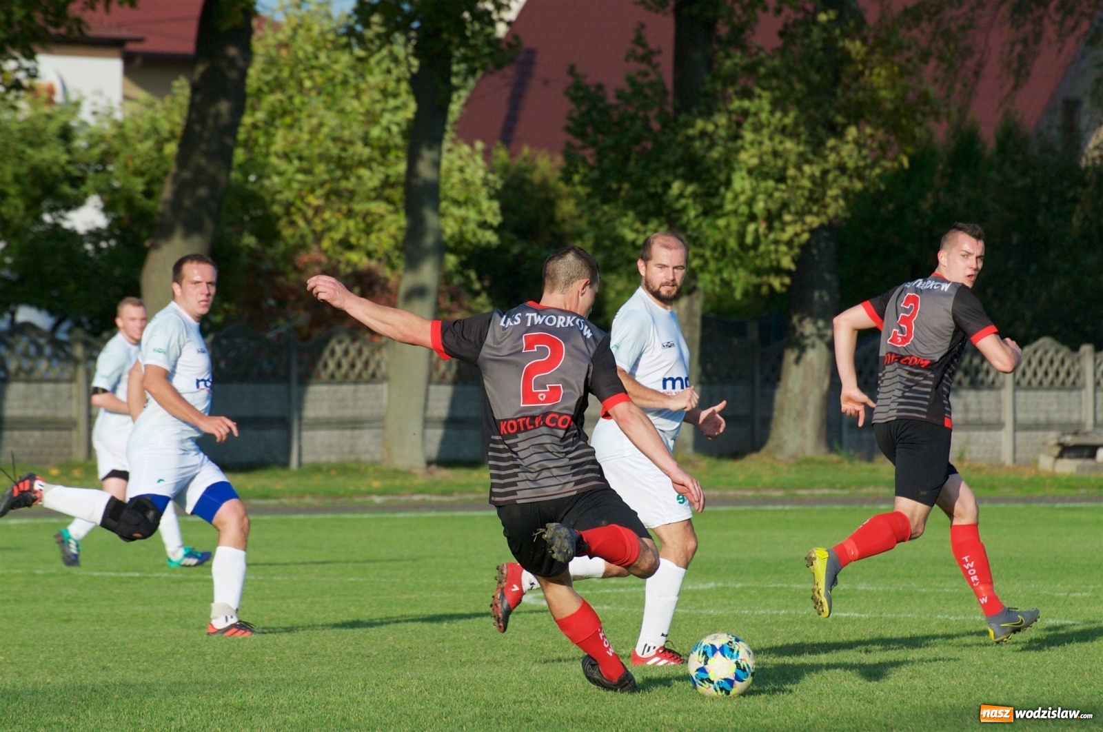 Zdjęcie w galerii na portalu naszwodzislaw.com: Klasa okręgowa. Bez bramek w starciu beniaminków [FOTO] wiadomości z regionu