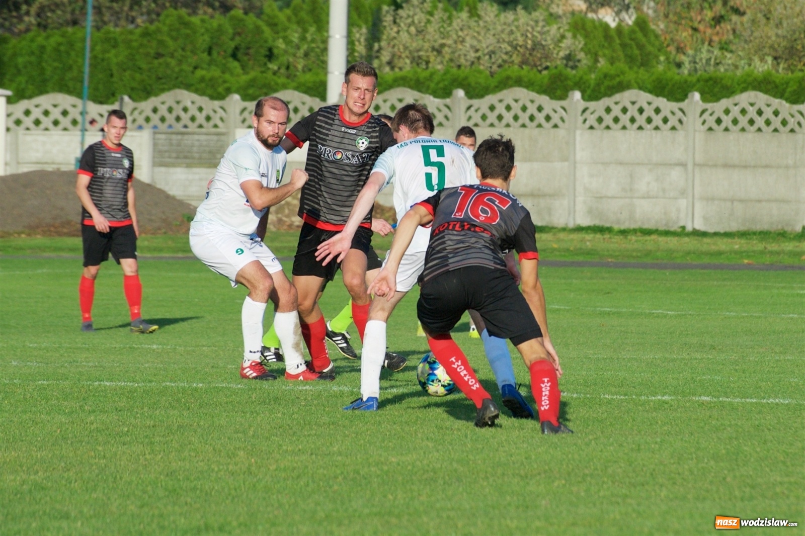 Zdjęcie w galerii na portalu naszwodzislaw.com: Klasa okręgowa. Bez bramek w starciu beniaminków [FOTO] wiadomości z regionu
