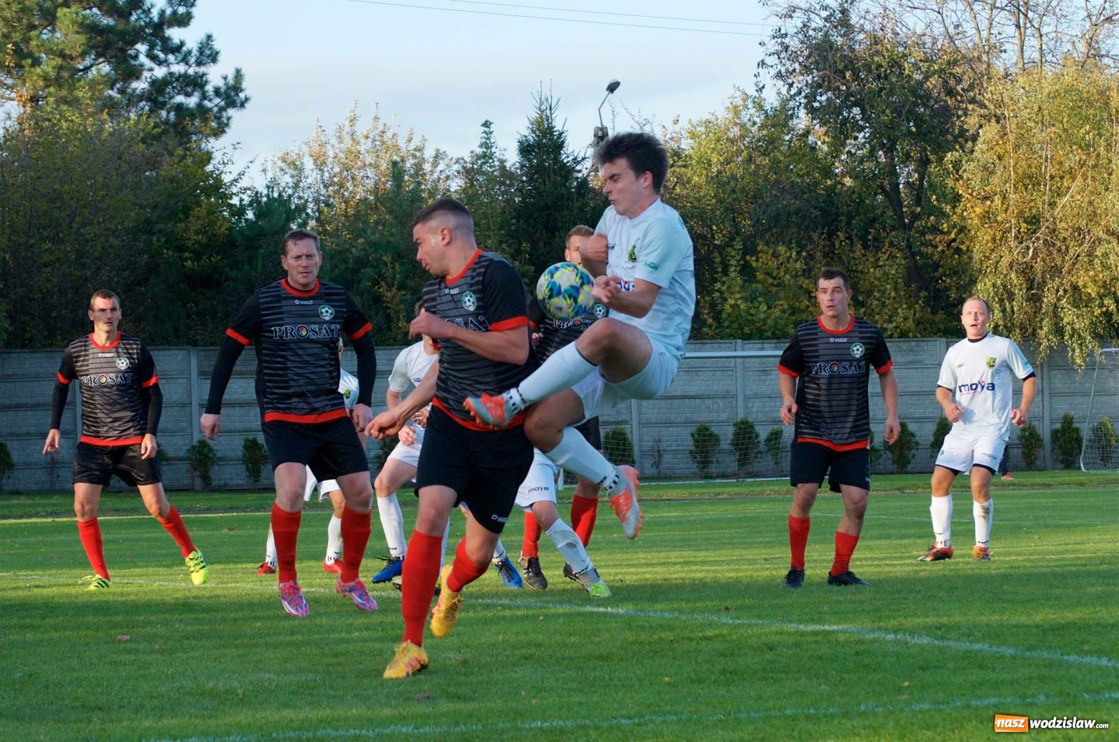 Zdjęcie w galerii na portalu naszwodzislaw.com: Klasa okręgowa. Bez bramek w starciu beniaminków [FOTO] wiadomości z regionu