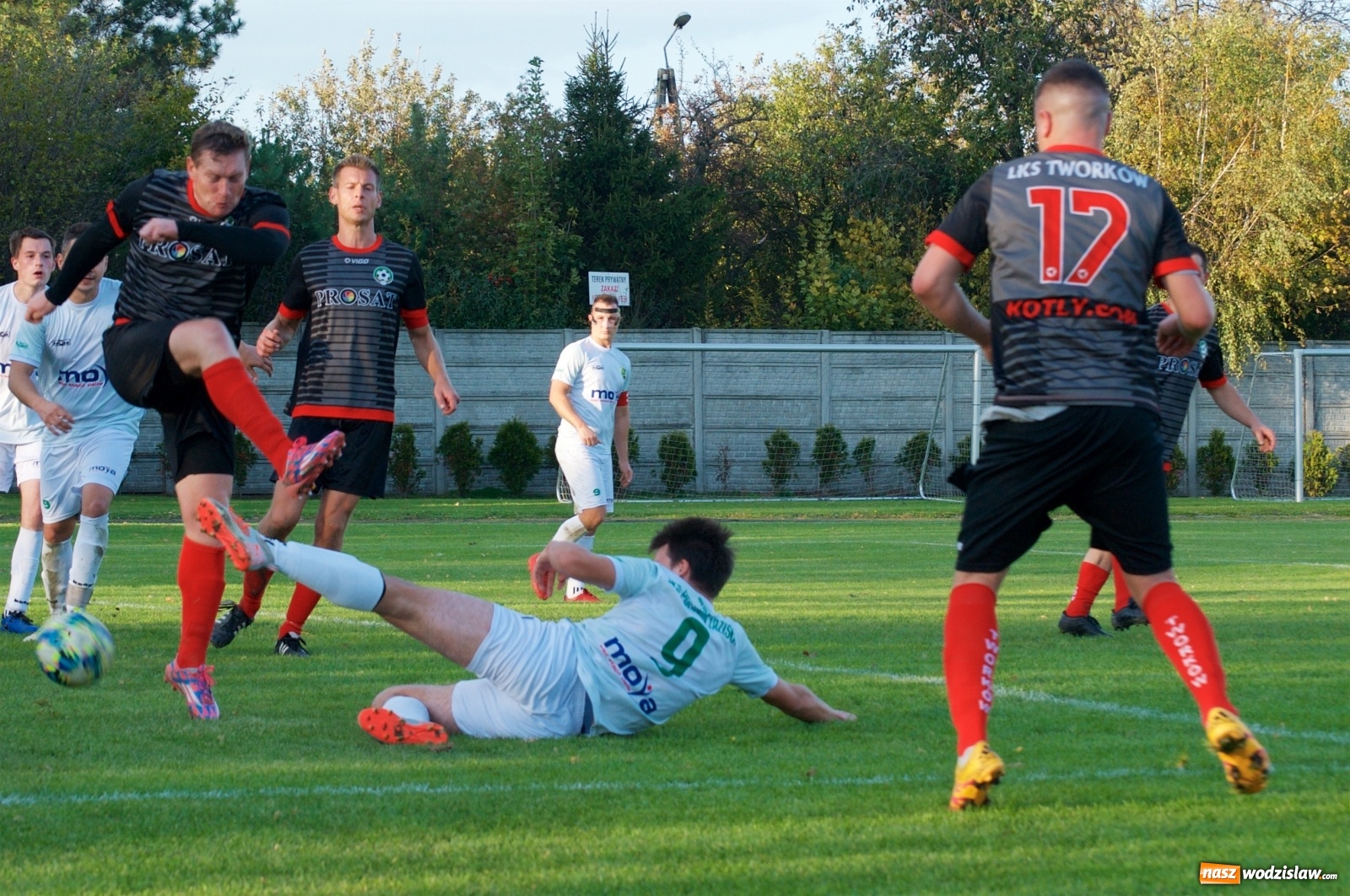 Zdjęcie w galerii na portalu naszwodzislaw.com: Klasa okręgowa. Bez bramek w starciu beniaminków [FOTO] wiadomości z regionu