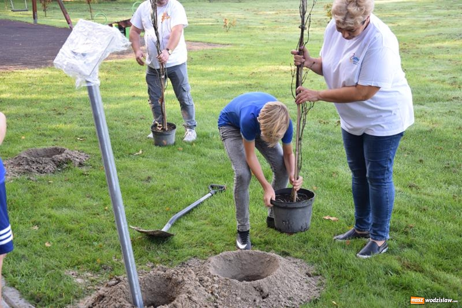 Zdjęcie w galerii na portalu naszwodzislaw.com: Otwarto skatepark, posadzono dęby. Nowości w Gogołowej wiadomości z regionu