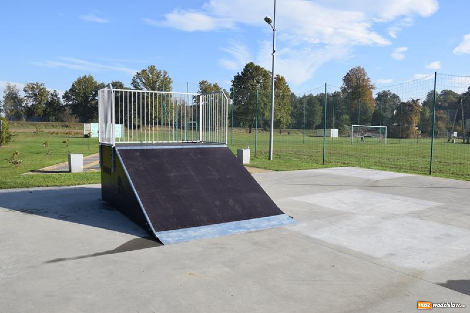 Zdjęcie w galerii na portalu naszwodzislaw.com: Otwarto skatepark, posadzono dęby. Nowości w Gogołowej wiadomości z regionu