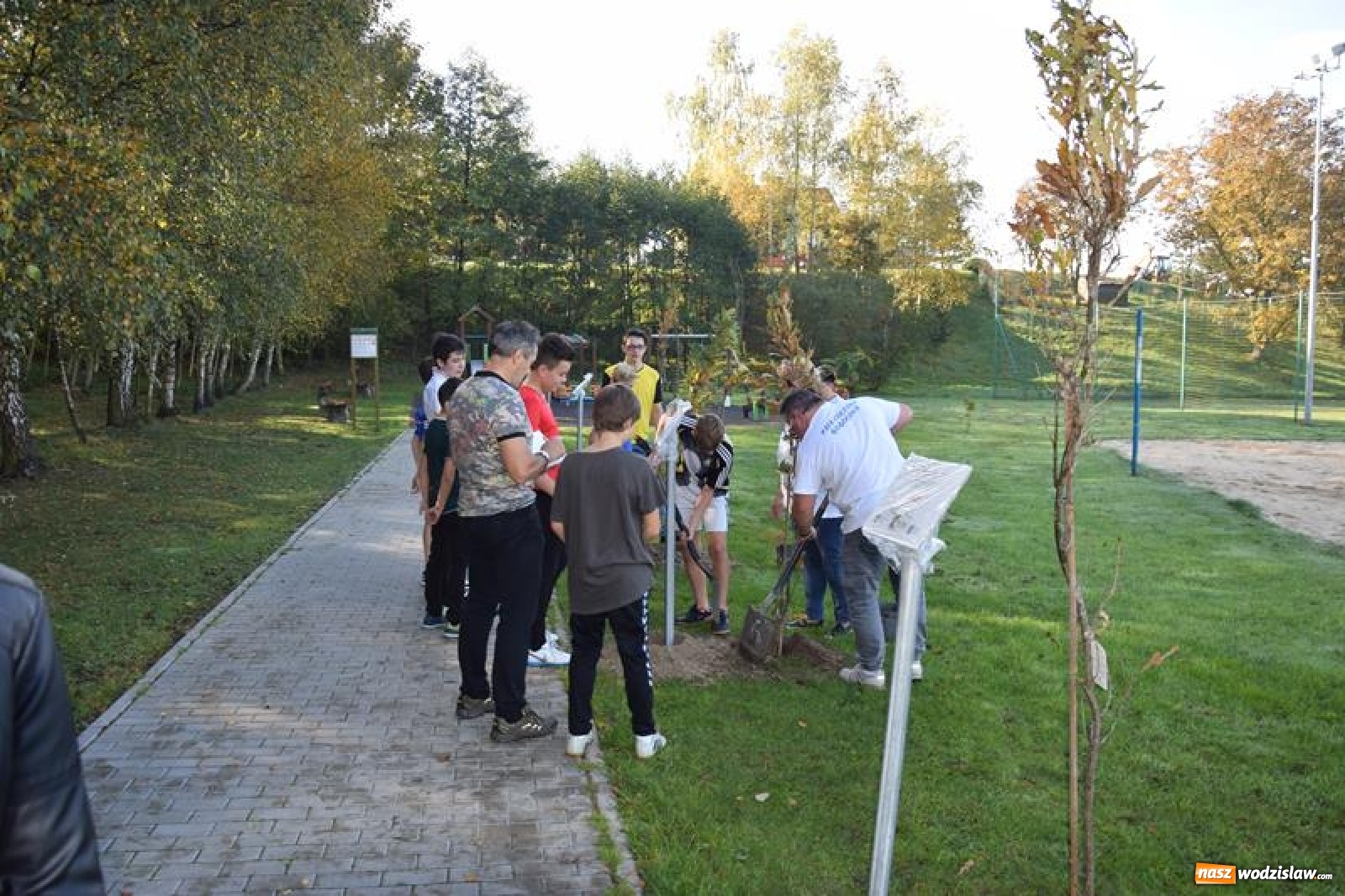 Zdjęcie w galerii na portalu naszwodzislaw.com: Otwarto skatepark, posadzono dęby. Nowości w Gogołowej wiadomości z regionu