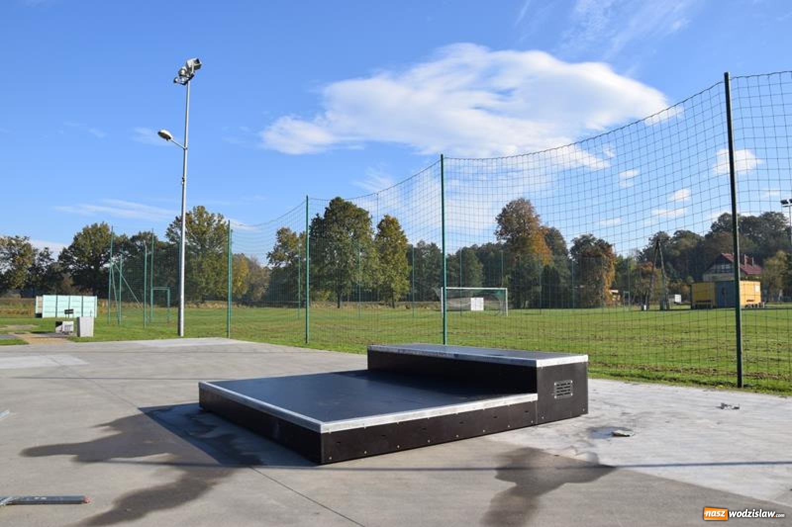Zdjęcie w galerii na portalu naszwodzislaw.com: Otwarto skatepark, posadzono dęby. Nowości w Gogołowej wiadomości z regionu