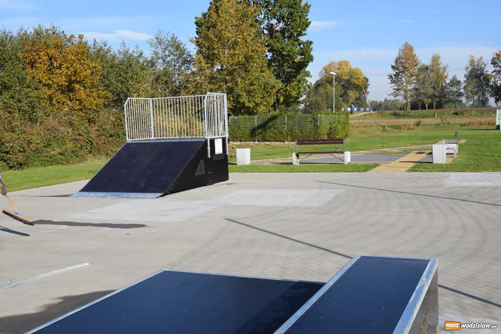 Zdjęcie w galerii na portalu naszwodzislaw.com: Otwarto skatepark, posadzono dęby. Nowości w Gogołowej wiadomości z regionu